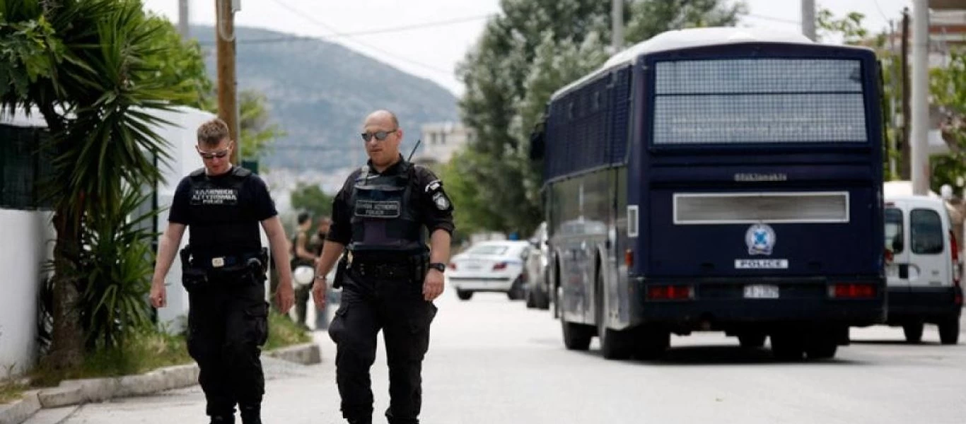 Μενίδι: Αστυνομικός κυνήγησε πεζός αυτοκίνητο υπόπτου για εμπόριο ναρκωτικών που έσπασε «μπλόκο» (βίντεο)